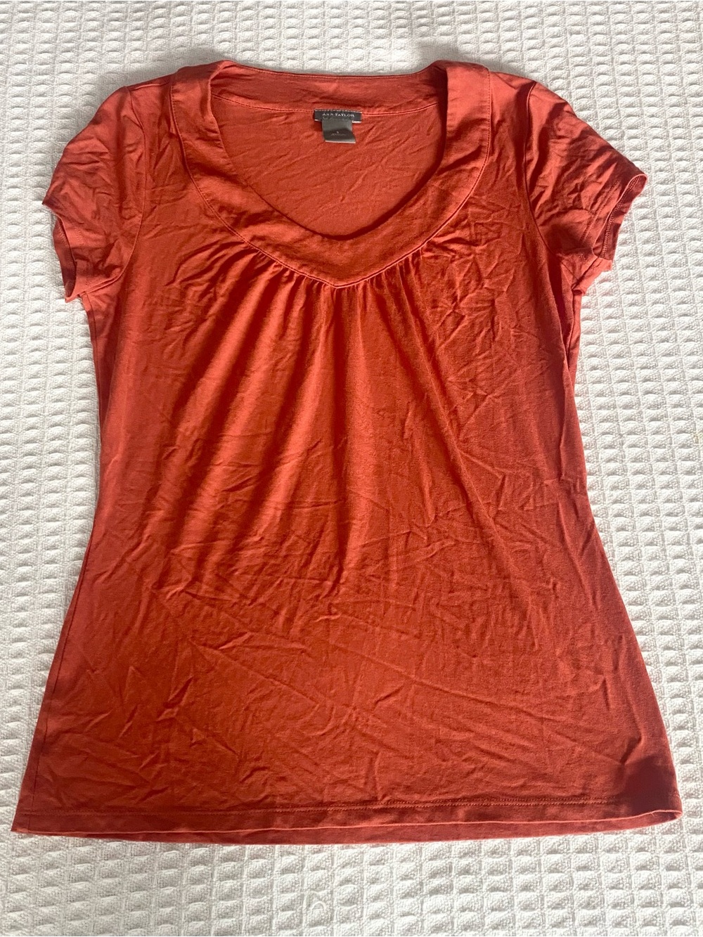 Ann Taylor Short Sleeve Scoop Neck Tee in Rust Orange Small